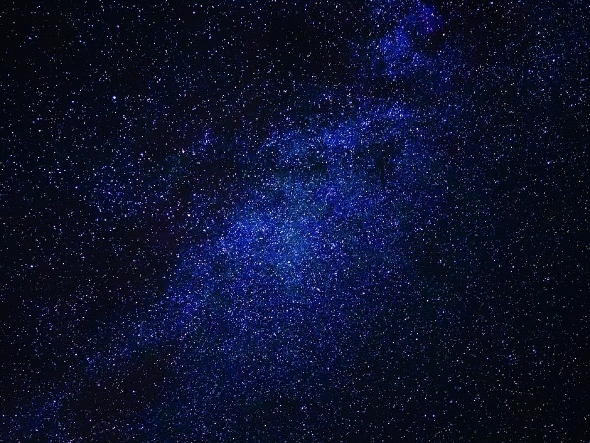 催眠彼女 App 数据看板式主视觉插画：深黑背景上排布着阅读进度环、章节统计柱状图与酒红色高亮卡片，整体呈影刊编辑部质感的冷峻氛围